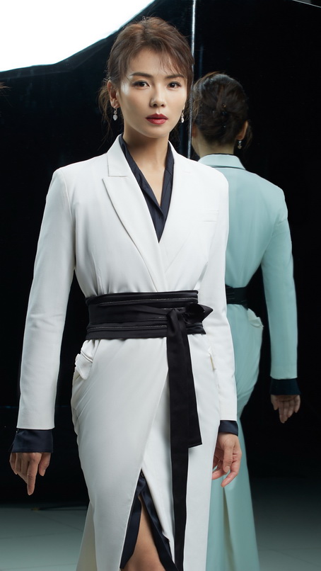 作为一档原创节目,《故事里的中国》将邀请众多实力演员重现新中国成立70年以来近30部经典文艺作品,与文化学者、专家以及同时代的亲历者一同讲述经典背后的真实轨迹。